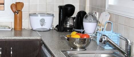 Kylskåp, mikrovågsugn, ugn och spishäll