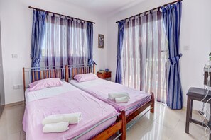 3 chambres, coffres-forts dans les chambres, fer et planche à repasser