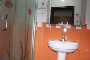 Basic-Zimmer, 1 Doppelbett, Nichtraucher | Badezimmer | Dusche, Handtücher