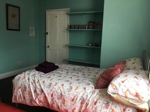 Kamar Double Basic, 1 Tempat Tidur Double, Bebas Asap Rokok, pemandangan kota | Wi-Fi gratis dan seprai linen