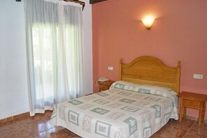 Soundproofing, free cots/infant beds, free WiFi, bed sheets - Allotjaments Colomer-Cullell (La Vall d'en Bas)