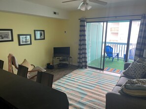 テレビ、DVD プレーヤー、書庫、ステレオ