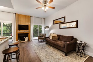 Smart-tv, pejs, bøger, videobibliotek