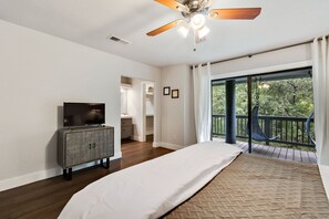 3 habitaciones, escritorio y tabla de planchar con plancha