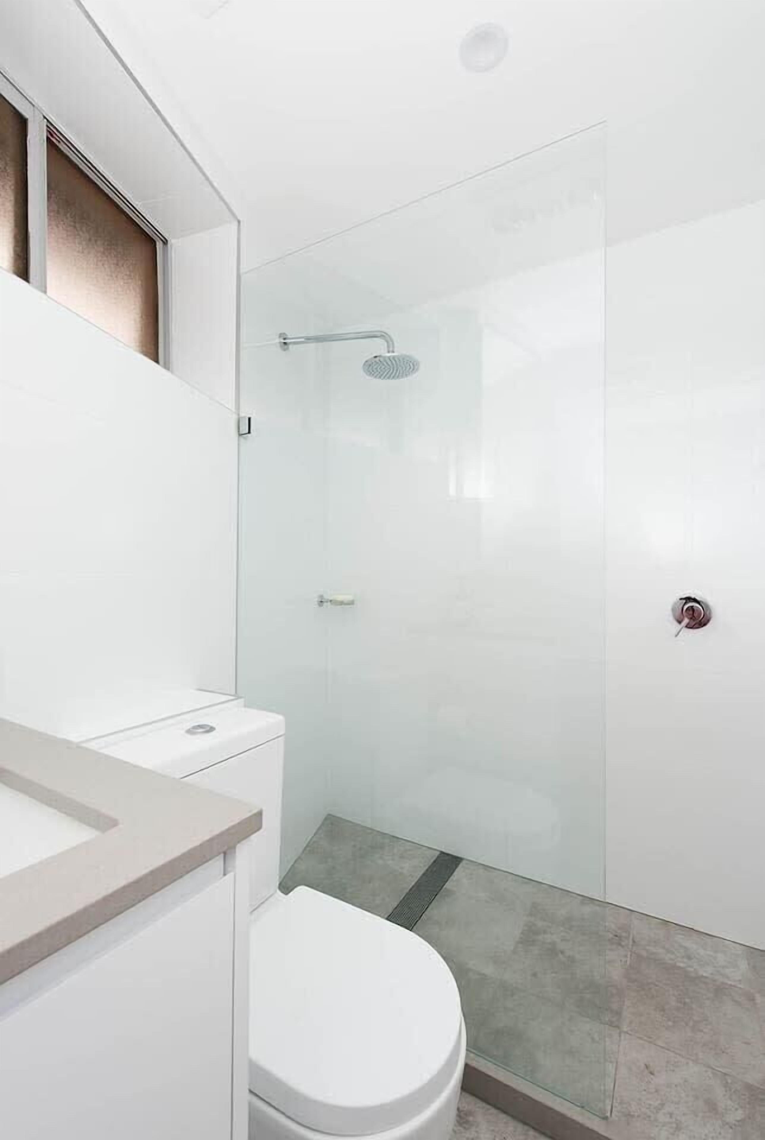Douche, sèche-cheveux, serviettes fournies