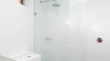Douche, sĂšche-cheveux, serviettes fournies