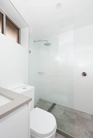 Shower, hair dryer, towels - Right On Bondi Beach (Bondi Beach)