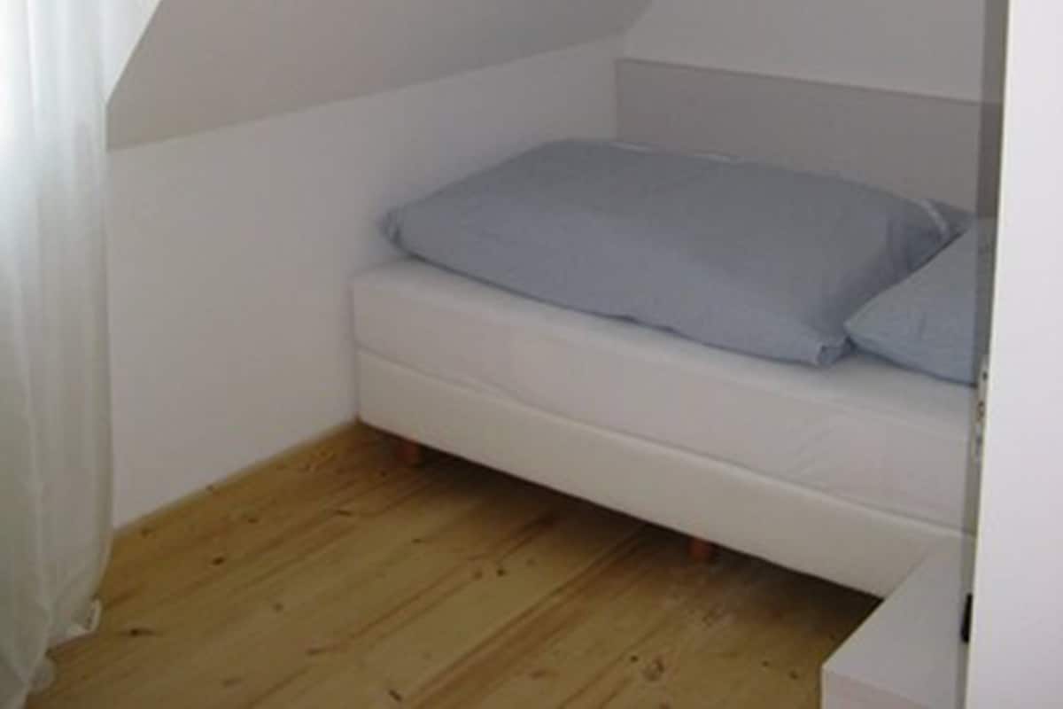 Single Room | In-room safe, soundproofing, free cribs/infant beds, free WiFi