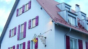 A white building with purple shutters and a red roof. - Hotel Gasthof Goldener Adler (Horb am Neckar)