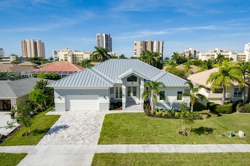 4 Bedroom, 4 Bathroom Custom Home with pool! 5 Min Walk to Beach!