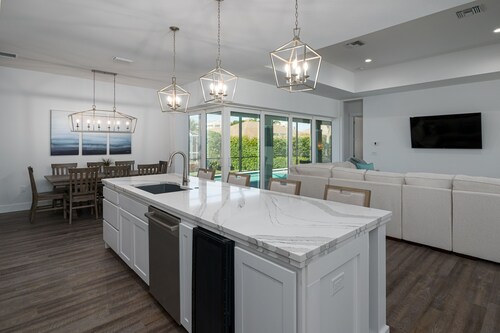 4 Bedroom, 4 Bathroom Custom Home with pool! 5 Min Walk to Beach!