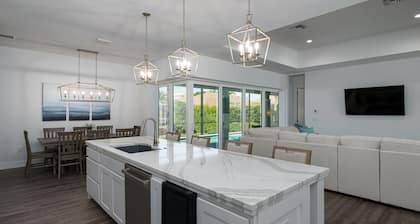 4 Bedroom, 4 Bathroom Custom Home with pool! 5 Min Walk to Beach!