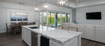 Tulossa pian! Upouusi 4 makuuhuoneen, 4 kylpyhuoneen mukautettua kotia! 5 min kÀvelymatkan pÀÀssÀ rannalta!