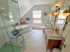 Ensemble douche/baignoire, sèche-cheveux, bidet, serviettes fournies