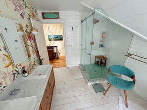 Duschwanne, Haartrockner, Bidet, Handtücher