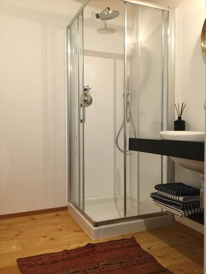 Bruser, hårtørrer, badekåber, bidet