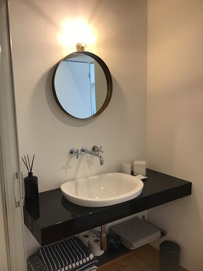 Dusche, Haartrockner, Bademäntel, Bidet