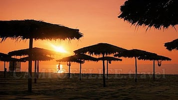 Una spiaggia nelle vicinanze, lettini da mare
