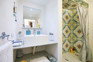 Shower, hair dryer, bidet, towels - Acasaammari - 2 Baths, Garden, WiFi, Summer-Kitchen, by the SEA, public POOL (Campofelice Di Roccella)