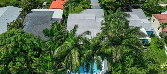 Villa  4/3 + Den for 9 people, heated pool, 5 min to the beach and casino.