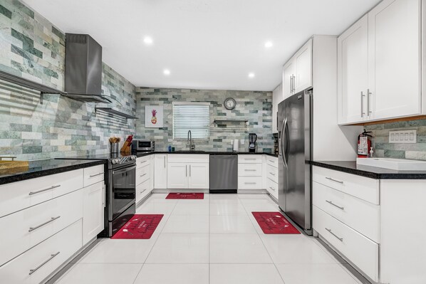 Réfrigérateur, four à micro-ondes, un four, surface de cuisson