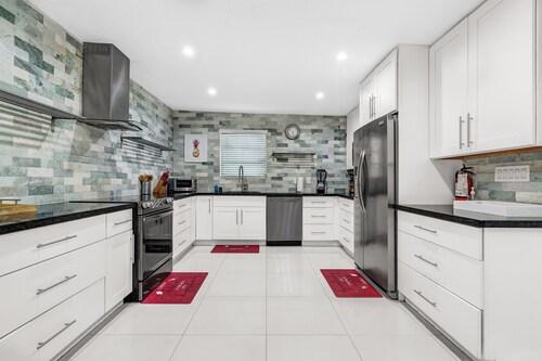 Villa  4/3 + Den for 8 people, heated pool, 5 min to the beach and casino.