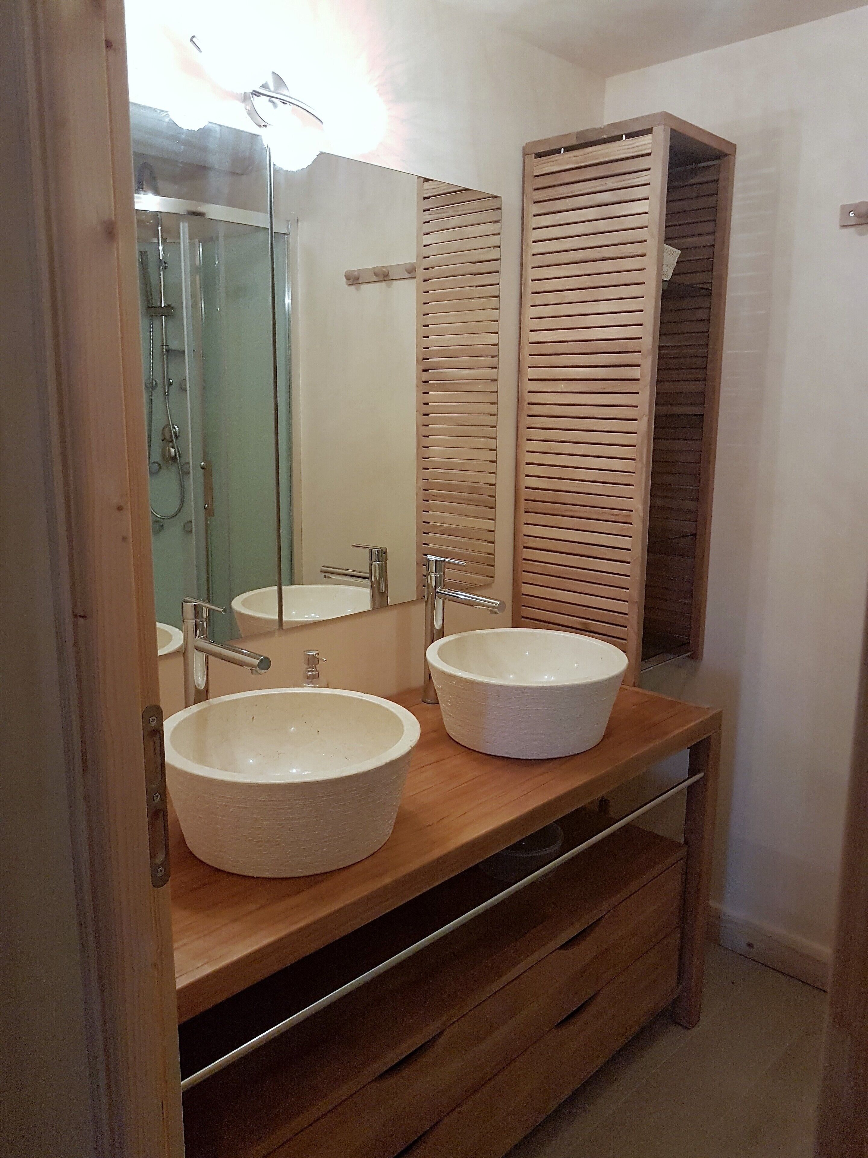 Douche, sèche-cheveux, papier toilette