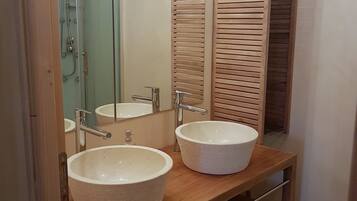 Douche, sèche-cheveux, papier toilette