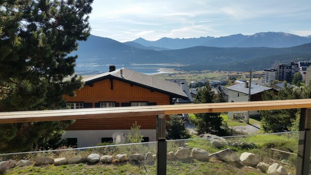 A wooden cabin with a view of mountains and a lake. - Apartment BOUQUETIN in new chalet with view of Lake Matemale sleeps 8 (Les Angles)