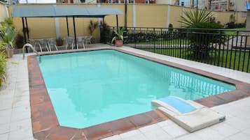Piscina externa, espreguiçadeiras