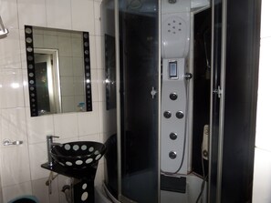 Douche, articles de toilette gratuits, serviettes fournies