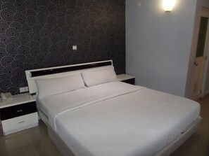 Studio, Nichtraucher | Minibar, Zimmersafe, Schreibtisch, laptopgeeigneter Arbeitsplatz