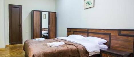 8 bedrooms, desk, free WiFi