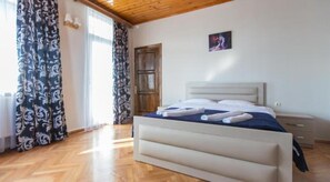 8 bedrooms, desk, free WiFi - Hotel cattaleya in the old bulvar (Batumi)