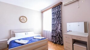8 bedrooms, desk, free WiFi - Hotel cattaleya in the old bulvar (Batumi)