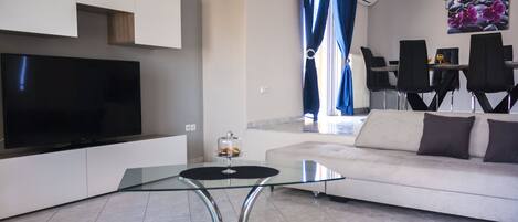 บ้านพัก, 4 ห้องนอน, วิวทะเล | บริเวณนั่งเล่น | ทีวีจอแบน