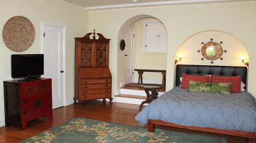 広大な眺めの魅力的な大きなスタジオ 