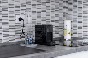 Réfrigérateur, micro-ondes, plaque de cuisson, lave-vaisselle