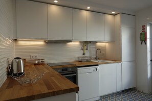 Fridge, microwave, oven, stovetop - Apartment 250 meters from the beach of Altura with terrace, barbecue, A / C and Internet (Altura)