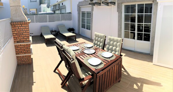 Outdoor dining - Apartment 250 meters from the beach of Altura with terrace, barbecue, A / C and Internet (Altura)