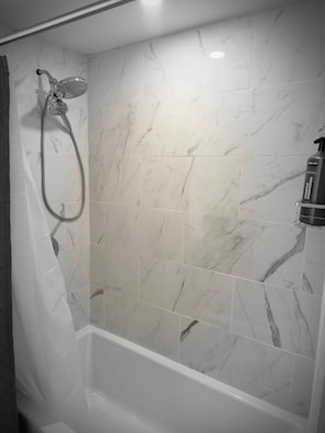 Doccia, asciugacapelli, asciugamani, sapone