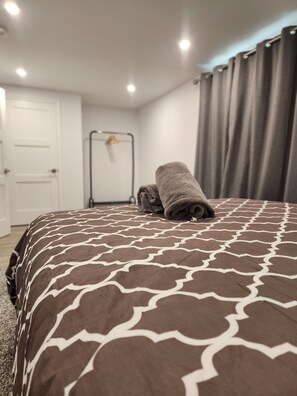 5 habitaciones, tabla de planchar con plancha y wifi gratis 