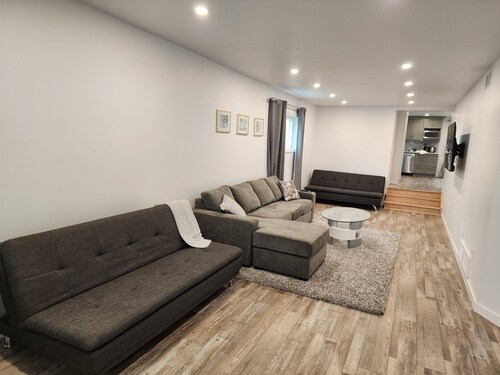 Walk to the Falls & Attractions!
Modern, clean & comfortable 4 bedroom house