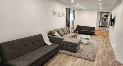 Walk to the Falls & Attractions!
Modern, clean & comfortable 4 bedroom house