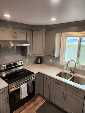 Refrigerador, microondas, horno y parrilla de estufa 