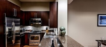 Utrustad på Travel Channel, 4 sovrum 2 bad i Wrigley Rooftop Building