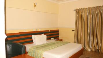 Deluxe Room | Desk, bed sheets