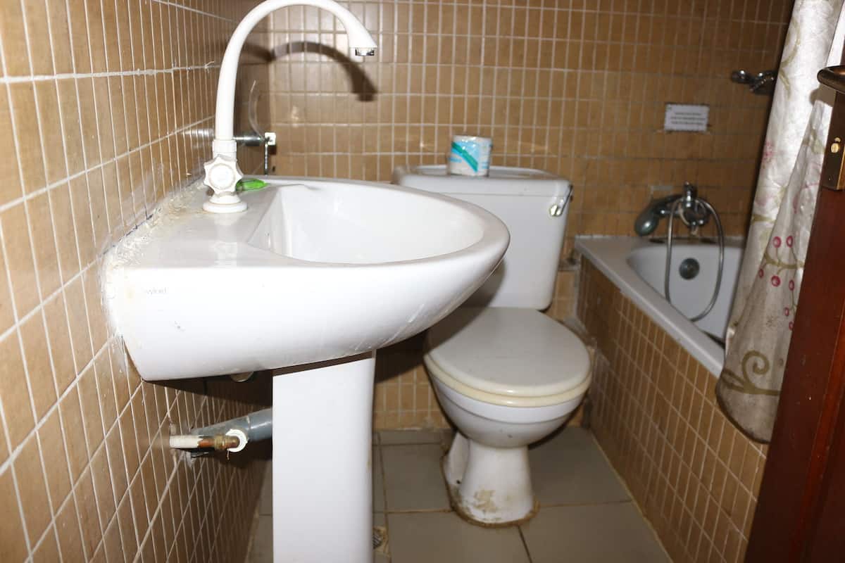 A bathroom with a white sink, toilet, and bathtub.