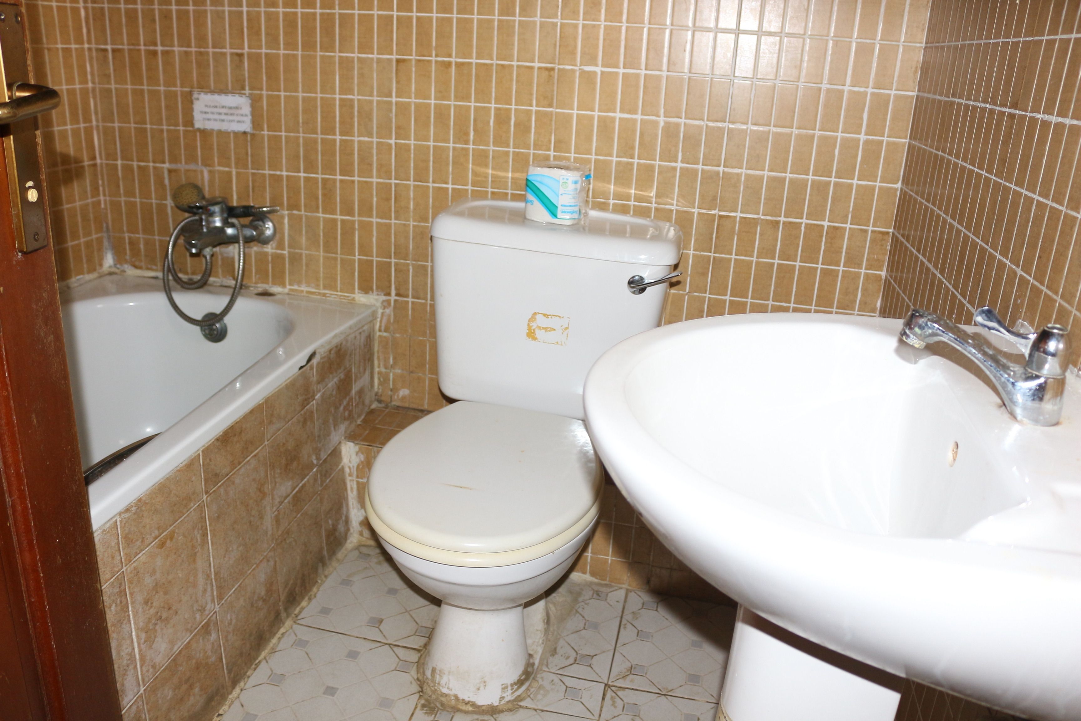 Combined shower/tub, deep soaking tub, free toiletries, towels