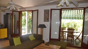Una sala de estar con un sofá, una mesa de centro y un comedor con sillas y una mesa.